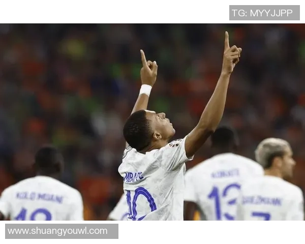 足球巨星进球后上演恐怖舞蹈引爆全场观众热情惊叹瞬间